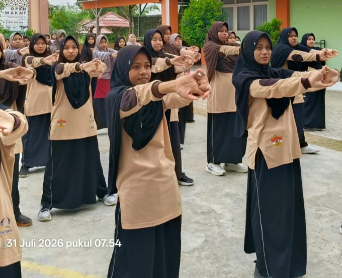 Bangun Jiwa Sehat dan Kebersamaan, SMP IT Insan Permata Bojonegoro Gelar Senam JSIT
